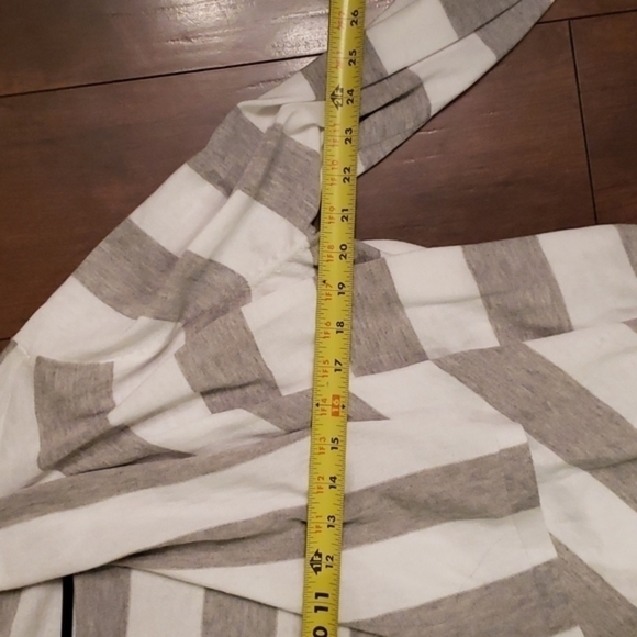 DKNYC ladies long sleeve no button slip on. Gray& white - Picture 5 of 5